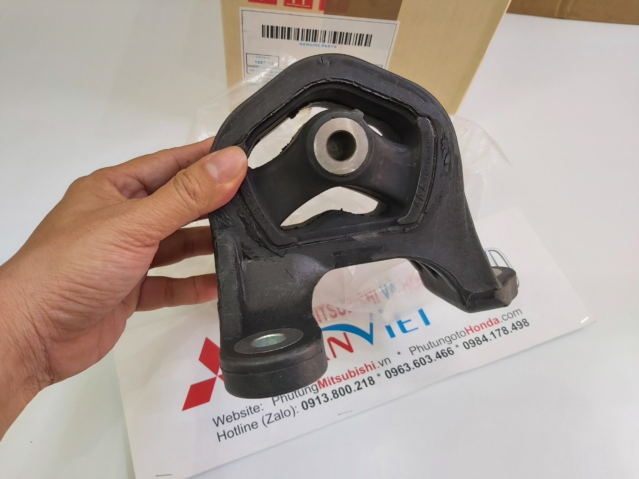 Chân máy sau xe Honda Accord